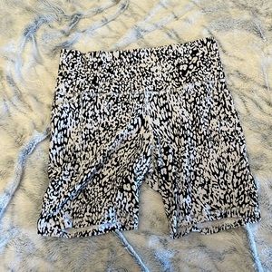 Athleta salutation 7” shorts